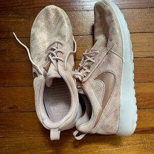 EUC NIKE rose gold size 7.5
